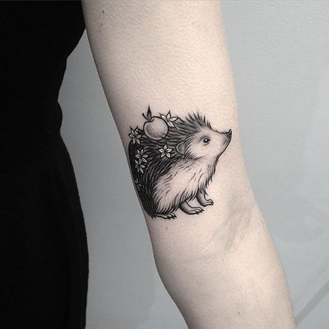 Hedgehogs are cooler than youthanx Libby #bangbangnyc Hase Tattoos, Hedgehog Tattoo, Tattoos Masculinas, Cute Animal Tattoos, Tier Tattoo, Kunst Tattoos, Cute Hedgehog, Tattoo Life, Nature Tattoos