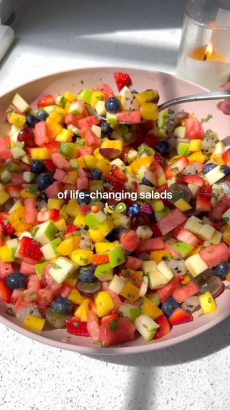 theplantbasedmeal on Instagram: the best fruit salad you’ll ever have. By @healthygirlkitchen 🍓🍊🍌🥝🫐🍇 fruit I used: strawberries, watermelon, oranges, mango, kiwi, apple,… Dorm Snacks, Best Fruit Salad, Mix Fruit, Healthy Food Menu, Sweet Cravings, Healthy Food Dishes, Fruit Salad Recipes, God Mat, Healthy Lifestyle Food