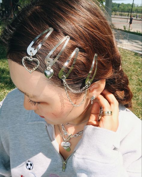 Hairstyle idea, silver clips, snap clips hair inspo Metal Hair Clasp, Silver Clips Hairstyles, Silver Hairclips Hairstyle, Hair Clip Silver, Hair Accessory Hairstyles, Chainmail Hair Clips, Silver Clips In Hair, Dangly Hair Clips, Hair Clips With Charms