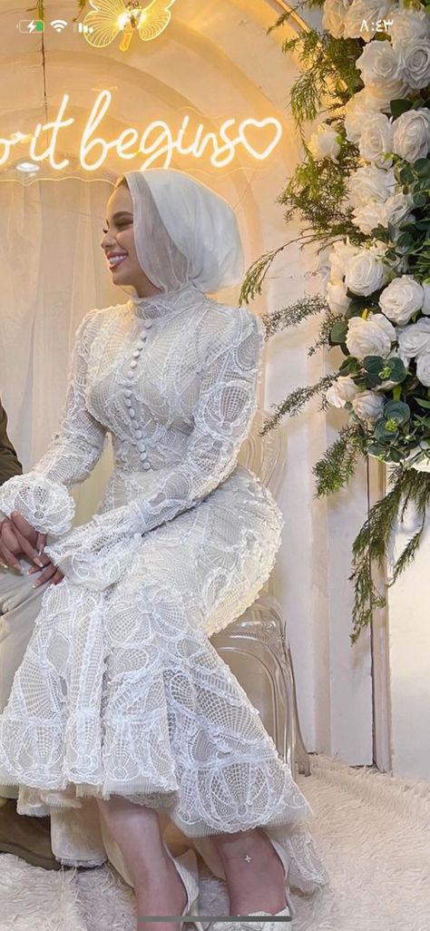 Engagement Dresses Hijab, White Dress For Hijab, Dress Engagement Hijab, Soiree Dresses For Hijab Classy, Hijabi Evening Dresses, Hijab Engagement Dress, Engagement Dress Hijab, Simple Engagement Dress, Hijab Soiree Dresses