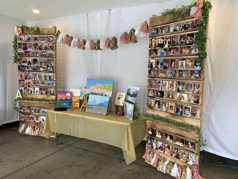 Graduation Card Display Ideas, Photo Display Ideas For Graduation Party, Cute Graduation Decorations, Picture Display Ideas For Party Table, Picture Board Grad Party, Pictures On Pallets Graduation, Twin Graduation Party Ideas, Shared Grad Party Ideas, White Pallet Backdrop