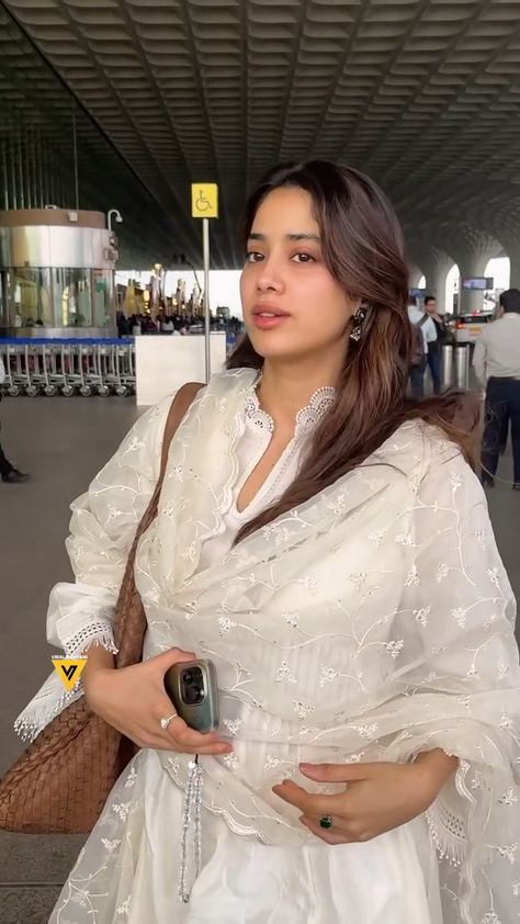 Jhanvi Kapoor Casual Outfits, Janhvi Kapoor Suit, Janhvi Kapoor Aesthetic, Jhanvi Kapoor In Kurti, Actresses In Suits, Ethics Aesthetic, Indian Traditional Outfits, Kurta Fashion, Actress Dress