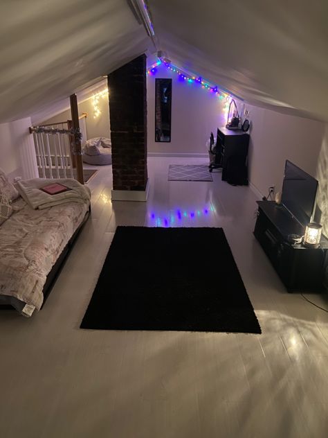 Small Triangle Room Ideas, Room Ideas For Attic Rooms, Room Ideas Aesthetic Slanted Ceilings, Triangle Room Ideas, Attic Room Decor, Attic Room Ideas Slanted Walls, Teen Bedroom Layout, Attic Bedroom Ideas Angled Ceilings, Lofted Cabin