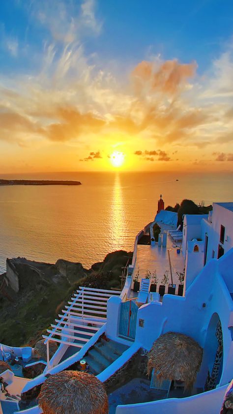 No matter where you choose to watch the sunset in Santorini, it is sure to be a breathtaking experience. Visitors can enjoy the warm hues of the sunset, the cool evening breeze, and the aftertastes of great wine while watching the sun go down #AmazingGreece #Santorini #Sunset #Aegean❤️🇬🇷 Santorini Greece Sunset, Grecia Santorini, Santorini Grecia, Santorini Sunset, Watch The Sunset, Experience Life, Sunset Cruise, Sunset Colors, Online Application