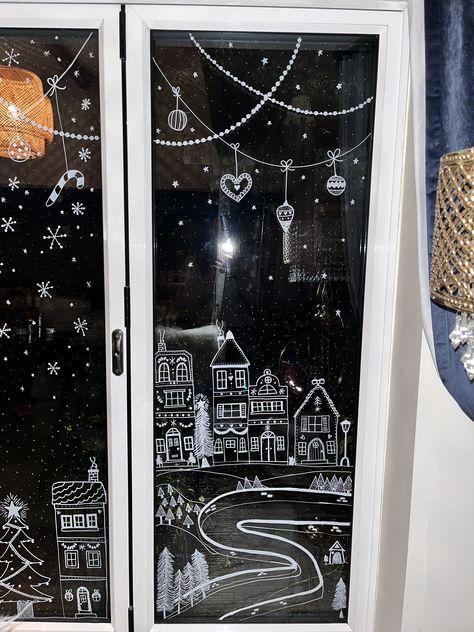 Winter Village Window Painting, Posca Pen Window Art Christmas, Christmas Village Window Drawing, Christmas Village Chalkboard Art, Window Winter Drawing, Christmas Village Window Art, Christmas Window Display Drawing, Christmas Village Window Painting, Window Winter Painting