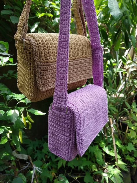 School Bag Crochet, Crochet Side Bag, Woolen Clothes, Finger Crochet, Crochet Shoulder Bags, Crochet Jumper, Crochet Shop, Crochet Design Pattern, Side Bag