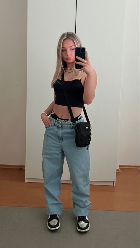 Y2k Blue Jeans Outfit, Y2k Boxers Outfit, Boxers And Jeans Women, Supreme Boxers Women Outfit, Boxers Outfit Female Jeans, Boxer Jeans Outfit, Boxer Under Jeans Outfit, Calvin Klein Jeans Outfit, Boxers With Jeans