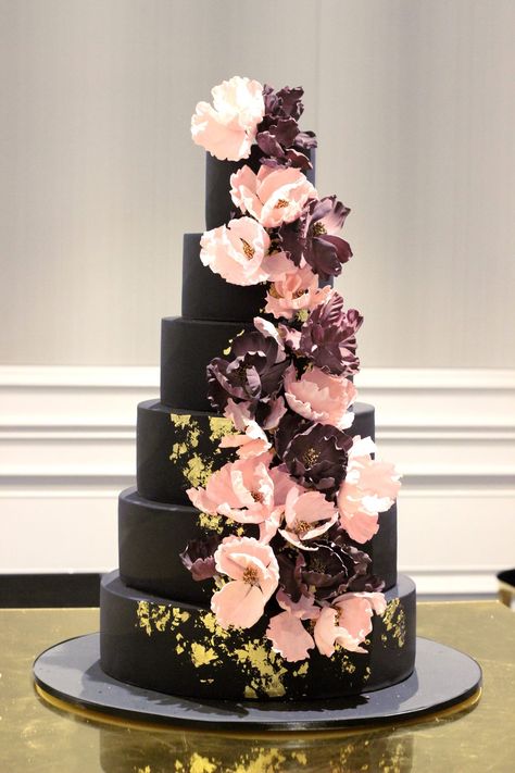 Pink And Black Wedding Cake, Black Rose Cake Birthday, Wedding Cake Black Flowers, Black Cake With Pink Flowers, Pink And Black Sweet 16 Cake, Black And Gold Cake, Quince Cake, Gold Wedding Colors, Tall Cakes