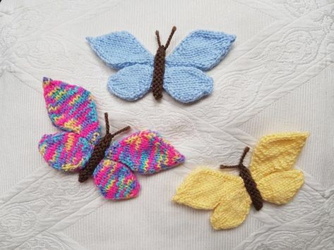 Knitted Flowers Free, Knitted Easter Crafts, Knitted Butterfly, Easter Knitting, Knitted Poppies, Knitted Flower Pattern, Butterfly Wings Pattern, Christmas Knitting Projects, Wings Pattern