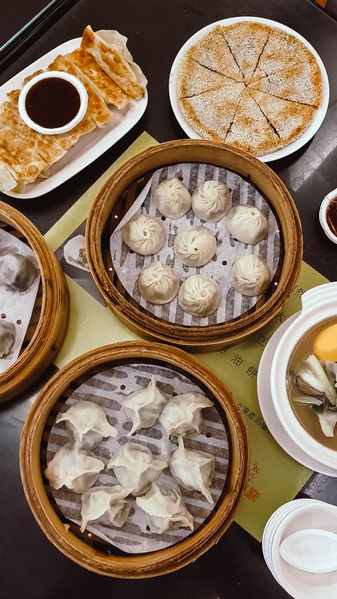 Taiwan Street Food, Chiang Kai Shek, Xiao Long Bao, Hong Kong Food, Taiwan Food, Food Trip, Taiwanese Food, Taiwan Travel, Hong Kong Travel