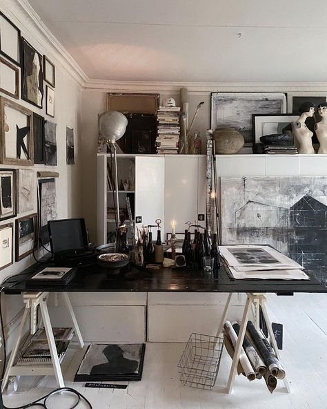 Sara N Bergman (@sara.n.bergman) • Instagram photos and videos Artist Space Workspaces, Artist Studio Workspaces, Industrial Workstation, Desk Industrial, Artist Workspace, Art Studio Space, Artist Loft, Small Home Offices, Desk Inspiration