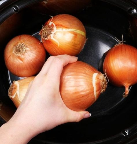 Dump whole onions with skin in slow cooker & get a delicious side to pair with any dish Cold Sides, Onion Jam Recipe, Slow Cooker Kitchen, Cooking Onions, Onion Jam, Onion Recipes, Crockpot Recipes Slow Cooker, Pot Meals, Jam Recipes