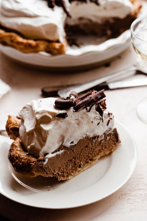 This French Silk Pie has the creamiest chocolate filling, and is made with basic ingredients (and no raw eggs!). Although this pie takes a few more steps than other types of pie, it's completely worth the effort. Add your filling to a flaky pie crust, a graham cracker crust, or even a chocolate cookie crust. Everyone will love this delicious pie! #frenchsilkpie #thanksgivingdesserts #homemadepie #christmasdesserts #chocolatepie #chocolatedesserts #nobakepie #bluebowlrecipes | bluebowlrecipes.com Chocolate Cookie Crust, French Silk Pie, Types Of Pie, Raw Eggs, Silk Pie, Perfect Pie Crust, Flaky Pie Crust, Cracker Crust, French Silk