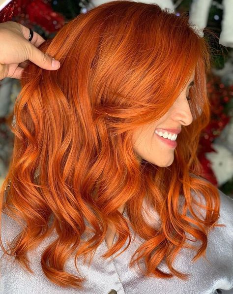 2024 Red Hair Color Guide: Discover Wine, Copper, and Auburn Trend Bright Copper Hair Dark Roots, Orange Red Hair Color, Orange Copper Hair Color, Burnt Orange Hair Color, Red Hair Color Trends, Copper Orange Hair, Bright Copper Hair, Burnt Orange Hair, Red Hair Colors