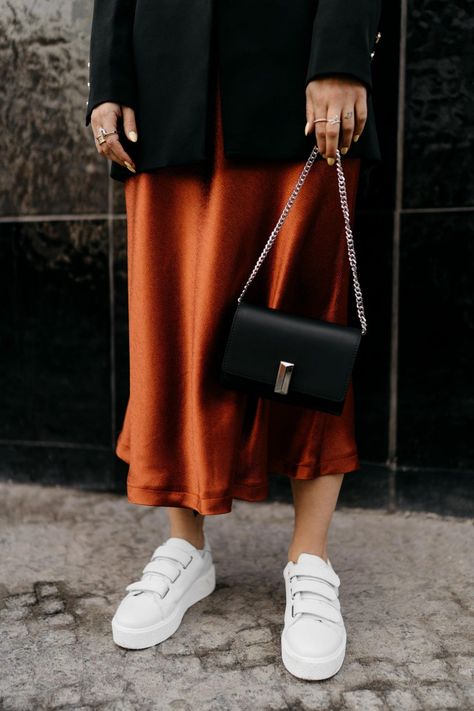 Orange Satin Skirt Outfit, Silk Midi Skirt Outfit, Satin Skirt Outfit Casual, Satin Skirt Outfit Classy, Orange Skirt Outfit, Midi Skirt Fashion, Midi Rock Outfit, Orange Outfits, Satin Skirts