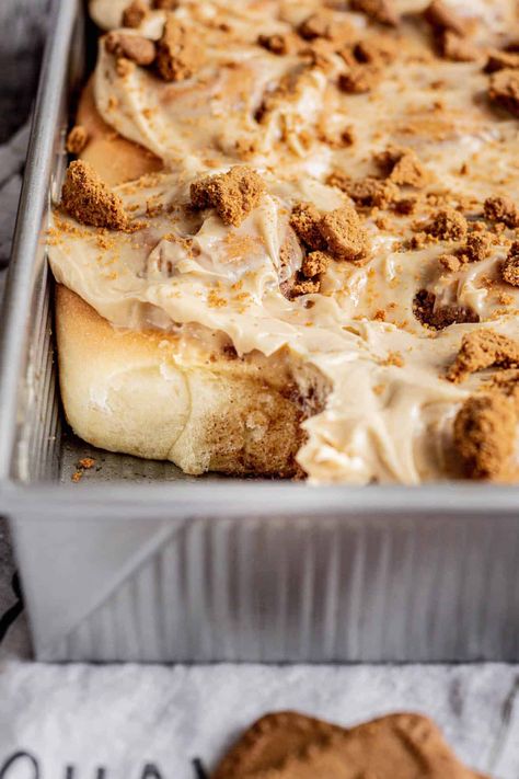 tray of cookie butter cinnamon rolls. Recipes Cinnamon Rolls, Savory Rolls, Speculoos Cookie Butter, Biscoff Recipes, Fluffy Cinnamon Rolls, Cinnamon Roll Bake, Butter Cinnamon, Biscoff Cookie Butter, Breakfast Bites