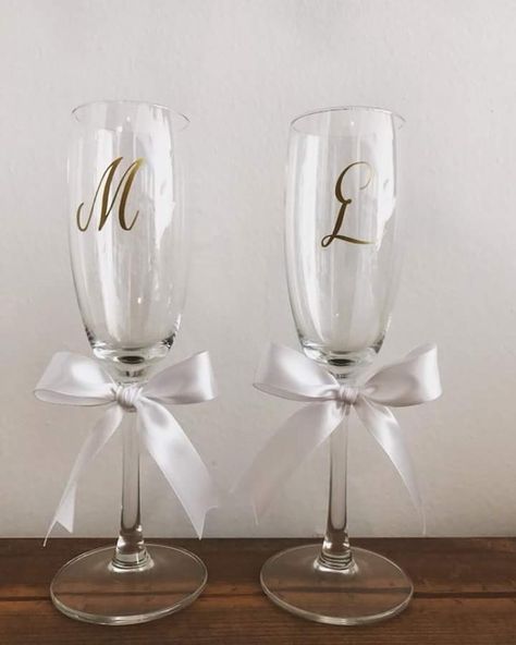 Wedding Champagne Glasses For Bride And Groom, Bride And Groom Champagne Glasses Diy, Xv Copas Ideas, Mr And Mrs Champagne Glasses, Bride And Groom Champagne Flutes, Bridal Glasses, Green Wedding Decorations, Glass Etching Projects, Wedding Rings Sets His And Hers