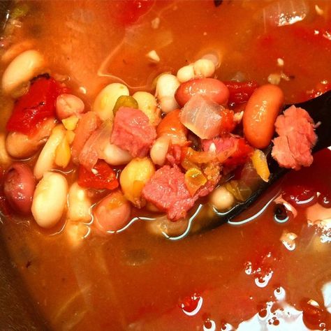 Bean & Ham Soup - includes pressure canning instructions. Canning Ham And Bean Soup, Canning Ham, Bean Ham Soup, Ham Stock, Leftover Ham Bone, Canning Instructions, Canning Beans, Creamed Cabbage, Bisque Soup Recipes