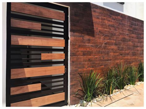 Fence Steel Design, Modern Fence Gate Ideas, Modern Gates And Fences, Patio Garden Ideas, Backyard Gates, Home Gate Design, Gate Designs Modern, Fence Gate Design, Wooden Gate