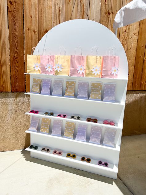 Party Favor Display Stand, Candy Stand Ideas Display, Party Favor Stand, Candy Wall Display, Party Favor Display, Party Favor Wall, Customized Chip Bags, Diy Backdrop Stand, Favor Display