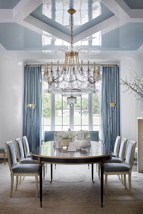 Why Suzanne Kasler loves white walls Suzanne Kasler, Blue Ceilings, Dining Room Blue, Dining Room Colors, Blue Curtains, Luxury Dining Room, Elegant Dining Room, White Living, White Living Room