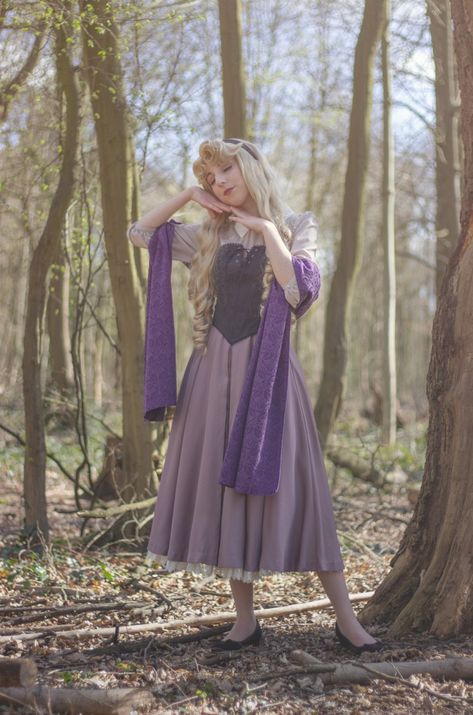 Sleeping Beauty Peasant Dress, Princess Peasant Dress, Disney Outfit Characters, Aurora Peasant Dress, Aurora Outfits Sleeping Beauty, Sleeping Beauty Fashion, Sleeping Beauty Inspired Outfits, Disney Cosplay Women, Sleeping Beauty Photoshoot