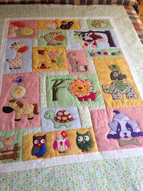 Animal Baby Quilt, Quilted Bed, Baby Patchwork Quilt, Baby Quilt Pattern, Applique Quilt Patterns, Patchwork Blanket, Patchwork Baby, Childrens Quilts, Baby Quilt Patterns