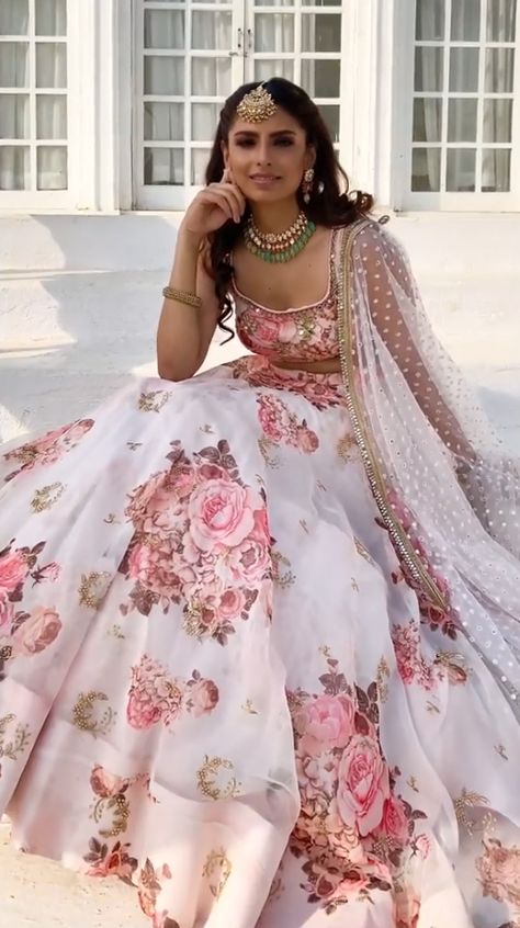 Simple Floral Lehenga Designs, Simple Floral Lehenga, Printed Lehnga Designs, Floral Lehngas, Floral Lehangas, Summer Lengha, Flower Lengha, Punjabi Bridesmaids Outfits, Floral Lehenga Designs