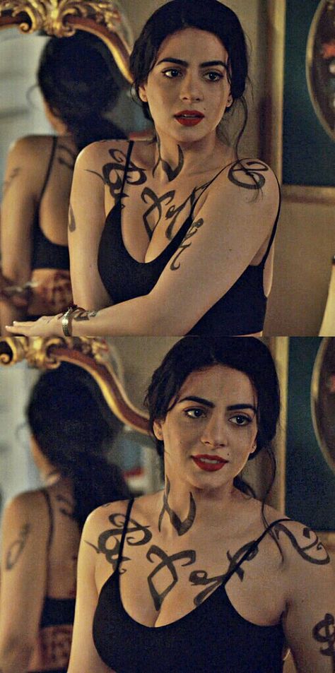 Isabelle Lightwood on episode 3x20 #Shadowhunters Isabel Lightwood Outfit, Shadow Hunters Isabelle, Isabelle Lightwood Outfit, Shadowhunters Runes, Isabella Lightwood, Izzy Lightwood, Shadowhunters Season 3, Black Red Hair, Tattoos To Cover Scars