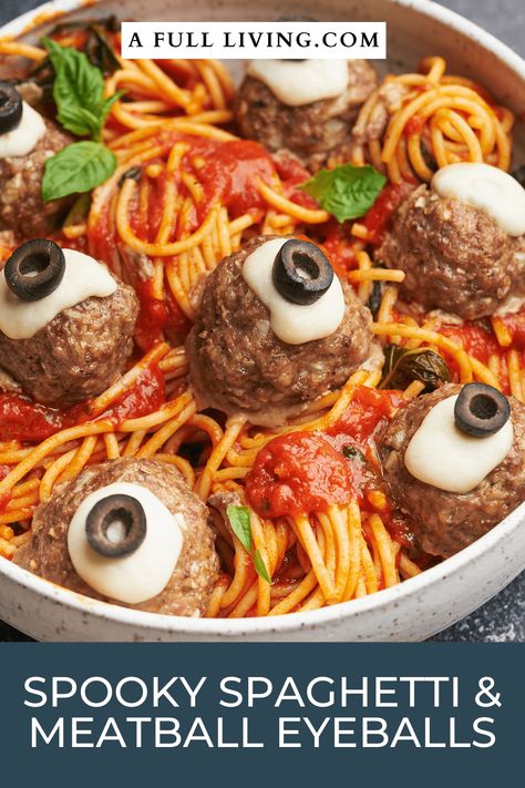 Halloween Food Spagetti, Halloween Party Soup Ideas, Spaghetti And Eyeballs Recipe, Halloween Dinner Main Course, Eyeball Pasta Halloween, Halloween Themed Italian Food, Spagetti Halloween, Scary Dinner Food Ideas, Meatball Halloween Food