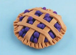 Blue Berry Pie (play dough, but would be cute in felt with wet felted blueberries) Play Doh Art, Play Bakery, Felt Cake, Felt Play Food, Pretend Food, Food Patterns, Blueberry Pie, Tiny Food, Felt Food