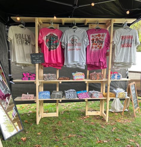 Market Booth Display Tshirts, Festival Boutique Booth, Diy Craft Booth Backdrop, Craft Fair T Shirt Display, Trunk Display Ideas, Ladder Display Ideas Craft Fairs, Diy Shirt Display Rack, Craft Show Tent Ideas, Portable Clothing Display