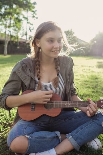 Teenage girl playing ukulele in the park Girl Playing Ukulele, Ukulele Drawing, Bohemian Music, Iran Culture, Latest Tops, Ukelele, Body Poses, Winter Wonder, Photo Reference