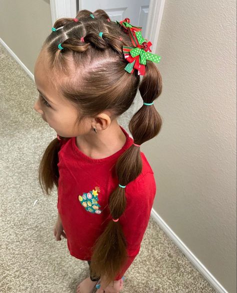 Cute Christmas inspired bubble pigtail look with jingle bell bows ✨ #christmashair #christmasstyle #christmashairstyle #Christmas bows #jinglebells #redandgreen #hairstylesforgirls #bubblebraids #pigtails #trenzas #warkocze #flechten #braidinghair #peinados #longhair #holidaylooks #longhairstyles #braidingmommies #braidsofinstagram #christmasinspiration Gingerbread Hairstyle, Christmas Girls Hairstyles, Christmas Hair For Toddlers, Girls Christmas Hair Ideas, Christmas Girl Hairstyles, Christmas Hair Styles Toddler, Christmas Hair Ideas For Kids Easy, Christmas Toddler Hair, Toddler Christmas Hairstyles Girl Short Hair