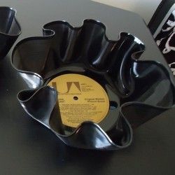 A thrifty recycled project is to make a vinyl record into a bowl. Its easy and simple to do. You can store anything in them like fruit, candy,... Melted Vinyl Record Art, Melted Records Projects, Melting Records Into Bowls, Album Bowls Old Records, Melted Record Bowl, Vinyl Record Bowls, Vinyl Bowl, Diy Fruit Bowl, Vinyl Record Bowl