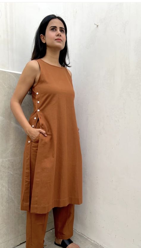 Side Button Kurti Design, Kurta Dress Designs, Saree Kurti Design, Kurti Set Designs Latest, Stylish Kurti Designs Latest, Kurti Stitching Ideas, Kurtha Designs Latest, Kurti Designs Latest Fashion, Linen Kurti Design