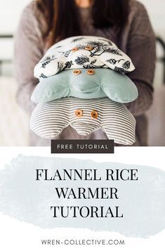 Easily make your own flannel rice heat and pack with this DIY rice warmer bag tutorial. Easy to make, even for beginners. These make great Christmas gifts and are perfect to use year round for sore muscles. #diy #ricepack #riceheatpack #diyheatpack #ricewarmer #flannelheatpack #christmasgift #preschoolteachergift #tutorial #sewingproject #diygift #footwarmer Rice Warmer, Diy Tricot, Rice Pack, Rice Bags, Sew Ins, Beginner Sewing Projects Easy, Leftover Fabric, Bags Tutorial, Sewing Projects For Beginners