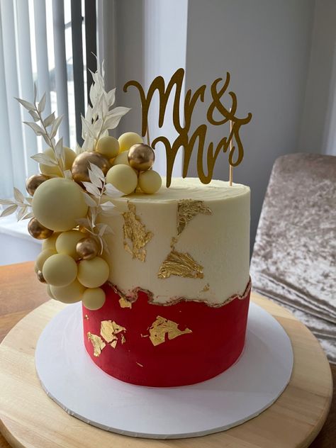 Red Anniversary Cake, Bride To Be Cakes Ideas, Marriage Dresses, Cakes Without Fondant, Gold Fondant, Engagement Party Cake, Fondant Cakes Birthday, Decorative Cakes, Red Cake