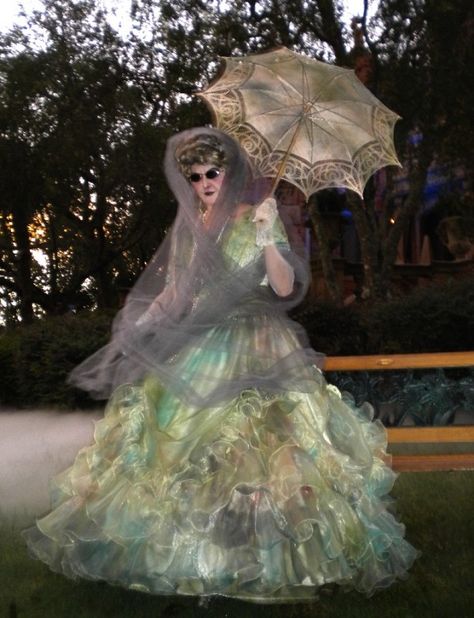 Ghost costume from Disneyland...from the Haunted Mansion--- THIS WOULD MAKE A COOL COSTUME! Haunted House Outfit, House Outfit Ideas, Haunted Mansion Costume, Haunted Mansion Party, Mansion Party, House Outfit, Haunted Mansion Halloween, Phantom Manor, Awesome Costumes