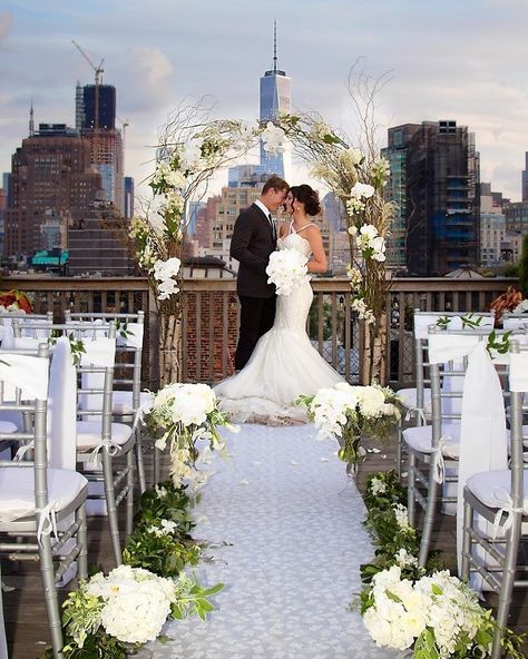 Rooftop Wedding Decor, Rooftop Wedding Ceremony, Rooftop Venue, Rooftop Photoshoot, Wedding New York, New York Wedding Venues, Nyc Wedding Venues, Modern Wedding Venue, Rooftop Wedding