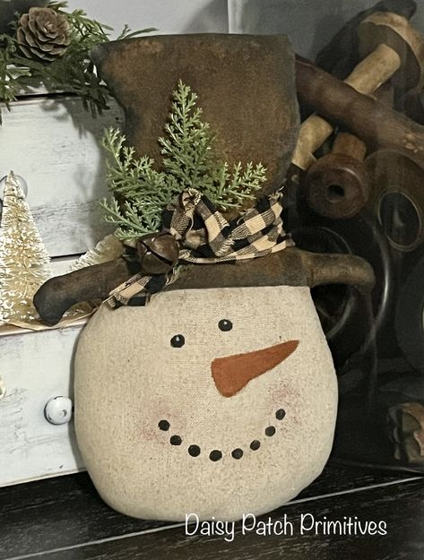 Prim Christmas Crafts, Prim Christmas Decor, Primitive Christmas Wreaths, Primitive Christmas Sewing Patterns, Primitive Snowman, Primitive Christmas Crafts Diy, Snowman Bowl Fillers, Primitive Sock Snowman, Diy Primitive Snowman