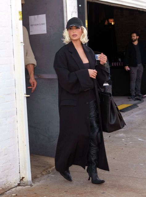 Kim Kardashian Style Kim K Winter Outfits, Kim Kardashian Winter Outfits, Balenciaga Outfit, Kim Kardashian Family, Kim Kardashian Outfits, Kim K Style, Kardashian Outfit, Kim Kardashian Style, Well Dressed Women