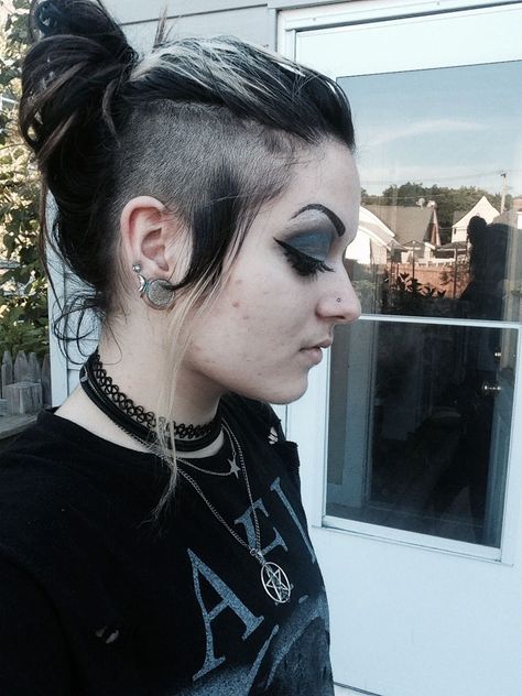 Deathhawk Hairstyles, Hairstyles Goth, Goth Haircut, Hawk Hairstyle, Goth Hairstyles, Haircut Curtain, Lumpy Space, Gothic Hairstyles, Half Shaved