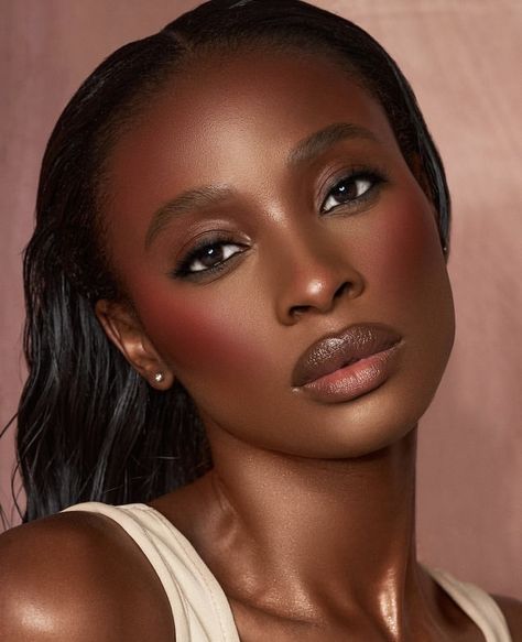 Bold Blush Makeup, Soft Wedding Glam Makeup, Flowy Makeup, Minimalistic Makeup Look, Red Blush Makeup Look, Rosy Cheeks Makeup, Sultry Makeup Looks Brown Eyes, Makeup Looks Brown Skin, Bronzed Makeup Look