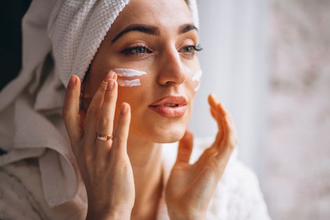 Woman applying face cream Free Photo Remedies For Glowing Skin, Haut Routine, Collagen Facial, Best Face Wash, Tan Removal, Makeup Hacks Beauty Secrets, Best Tan, Body Creams, Mascara Facial