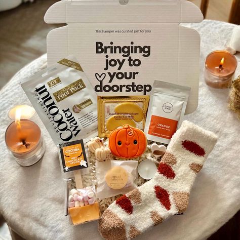 Send someone this beautiful hamper straight to their doorstep and make someone's day a little brighter 🤩 This is a pre order and will be dispatched 6th September. This hamper includes: 🎃 Coconut foot mask 🎃Gold collagen eye mask 🎃Coffee body scrub in scent Orange 🎃Cocoba hot chocolate spoon  🎃2 x pumpkin wax melts in pumpkin spice 🎃1 x heart bath bomb in caramel or epsom bath salts 🎃Tealight 🎃White cosy socks 🎃Pumpkin shortbread cookie 🎃Free card 🎃Beautifully presented gift hamper. B Autumn Hamper Ideas, Halloween Spa Gift, Halloween Eye Mask Gift, Bath Hamper Gift, Pumpkin Spice Gift, Collagen Coffee, Spa Day Gifts, Hot Chocolate Spoons, Coffee Body Scrub