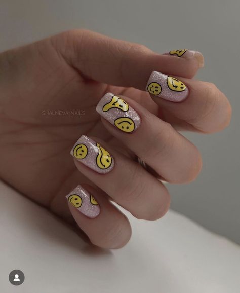 Melted Smiley Face Nails, Uñas Happy Face, Happy Face Nails, Nails Smiley Face, Elegant Summer Nails, Nails Short Summer, Smile Nails, Smiley Nails, Nails Simple Summer