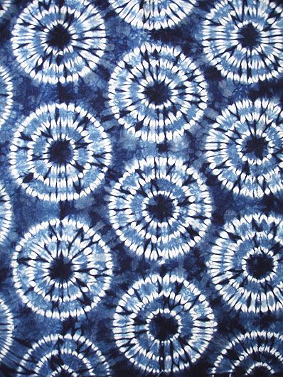 Textiles Indigo Tie Dye Pattern, Shibori Diy, Tie Dye Patterns Diy, Fabric Dyeing Techniques, Shibori Designs, Shibori Fabric, Shibori Pattern, Afrique Art, Tie Dye Crafts