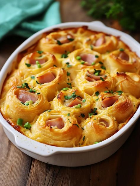 Ham and Cheese Crescent Rolls Casserole Ham And Cheese Crescent Rolls, Cresant Rolls, Ham And Cheese Crescent, Crescent Roll Bake, Crescent Roll Casserole, Crescent Roll Breakfast Recipes, Egg Recipes For Dinner, Spaghetti Casserole Recipe, Croissant Roll