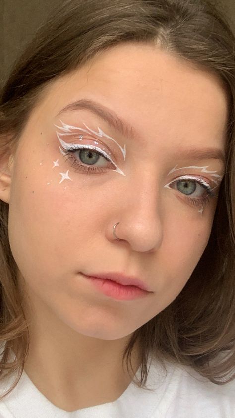 Snowflake Eyeliner, Aesthetic Fairy Makeup, Art Makeup Looks, White Graphic Eyeliner, Snowflake Makeup, Hippie Makeup, Angel Makeup, Morning Makeup, Pink Eye Makeup